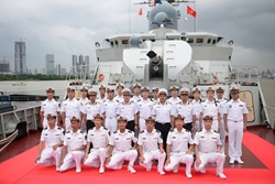 Vietnamese and Chinese Naval Delegations Visit Ships